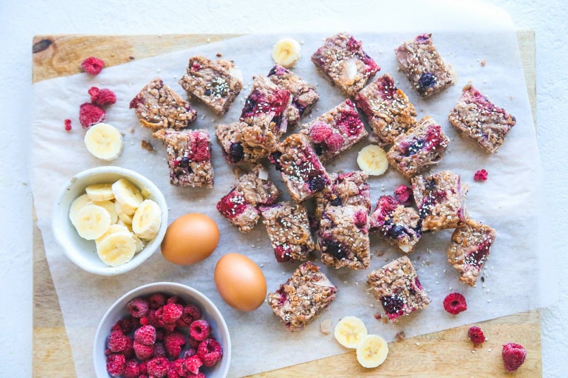 Jacqueline-Alwill-Lunchbox-friendly-berry-banana-crumble-museli-bars-landscape__ScaleWidthWzEyMDBd